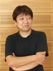 ���@����